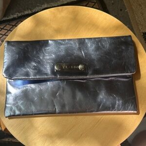 TL 180 Chic Metallic Clutch